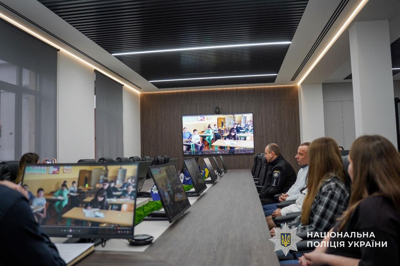 Перегляд відеороликів переможців творчого конкурсу «16 днів — 16 кроків до світу без насильства»