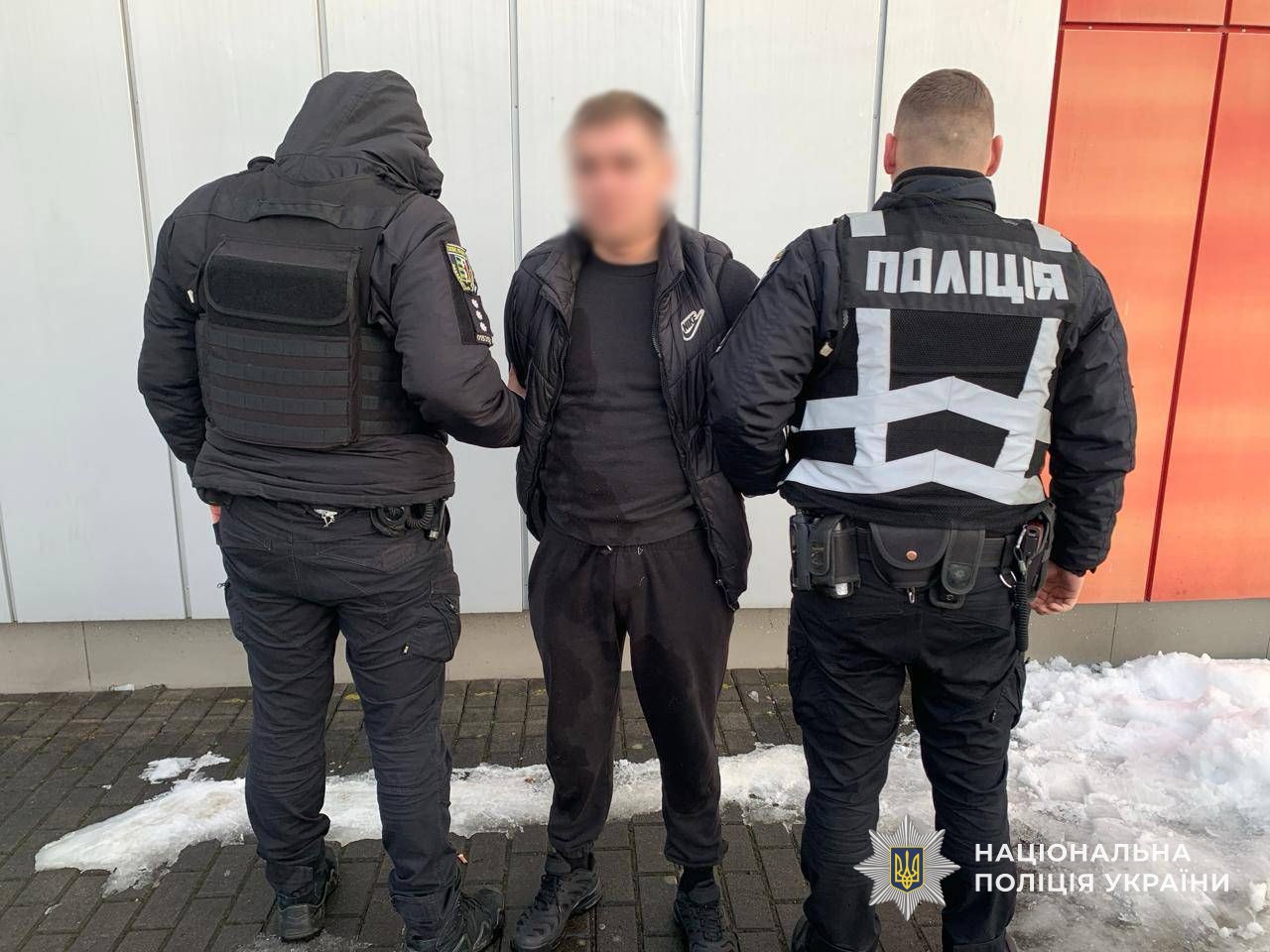 Фігурант разом з поліцейськими