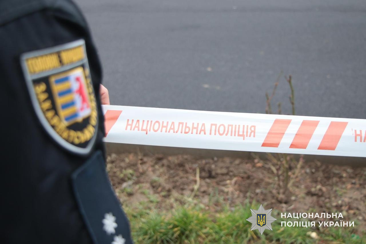 Шеврон поліції на форменному одязі поліцейського, який працює на місці, де проводиться навчання