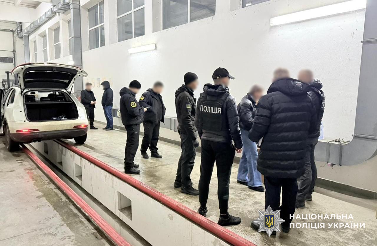 Правоохоронці на КПП Ужгород проводять слідчі дії