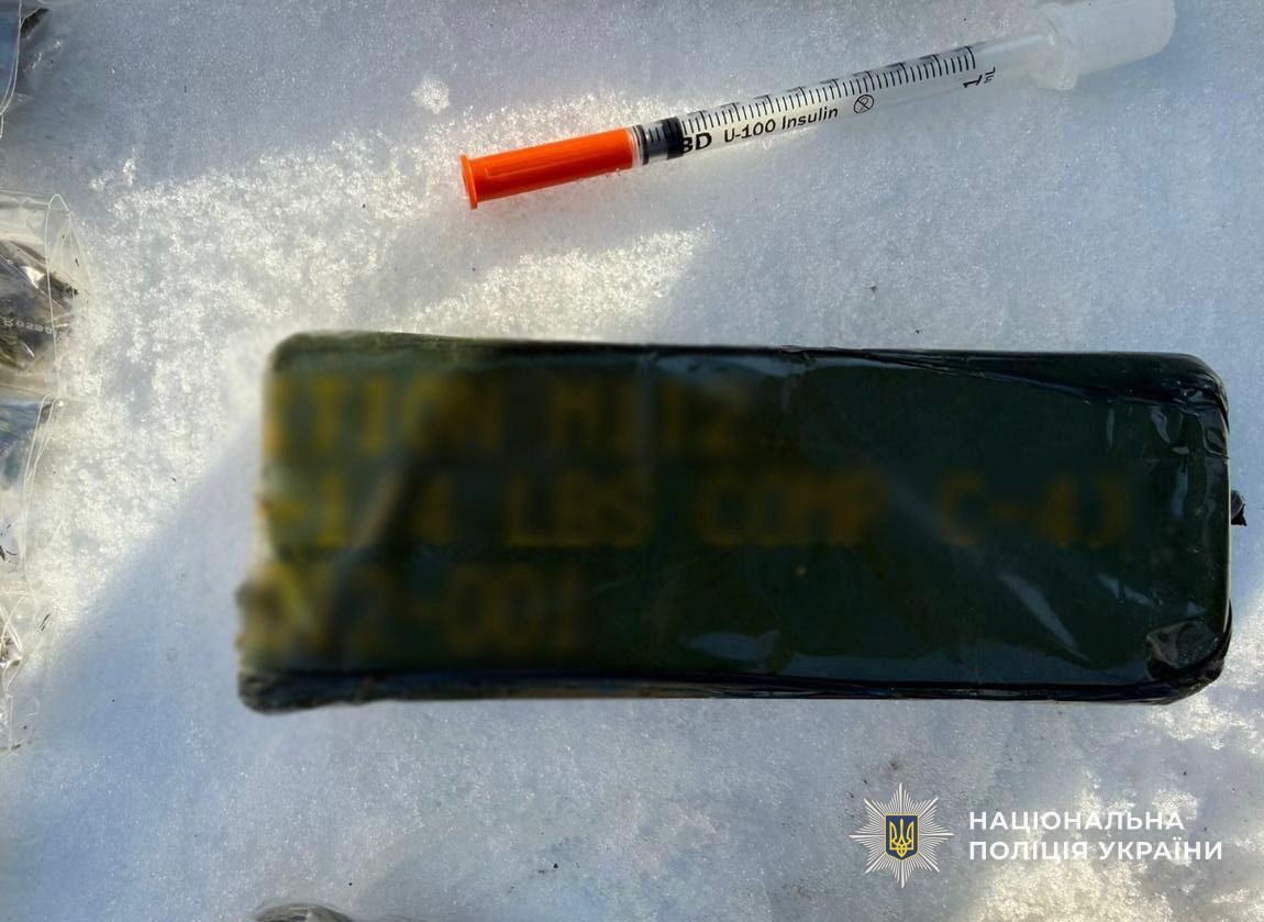 Близько 200 грамів вибухової речовини (пластиду)