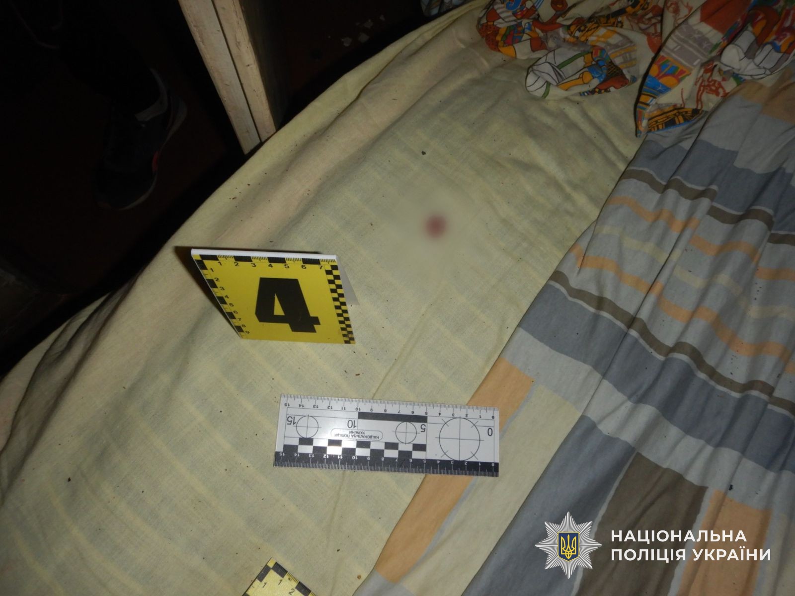 Сліди крові на ліжку в помешканні фігуранта
