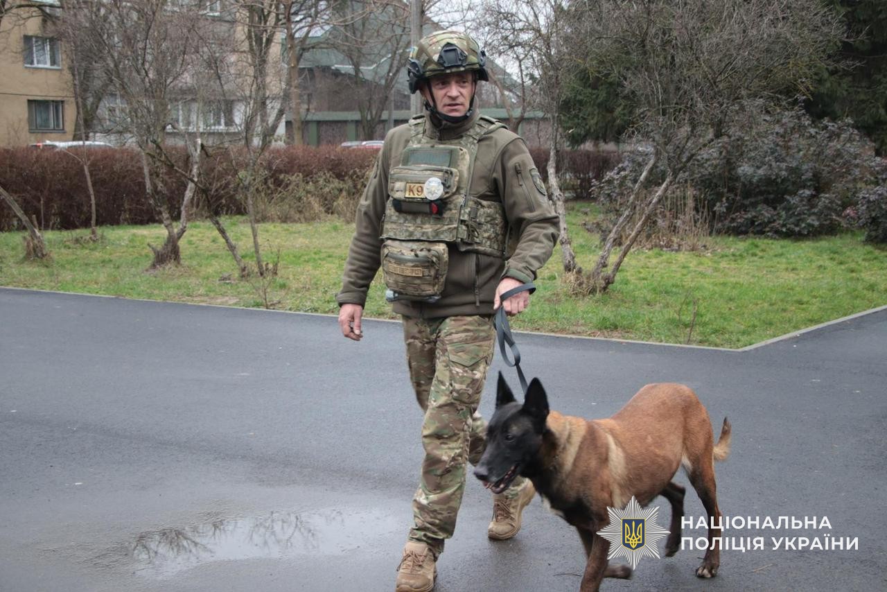 Поліцейський- кінолог зі службовою собакою