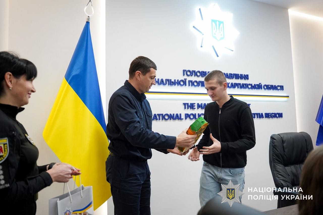 Ярослав Колесник нагороджує Андрія Шака