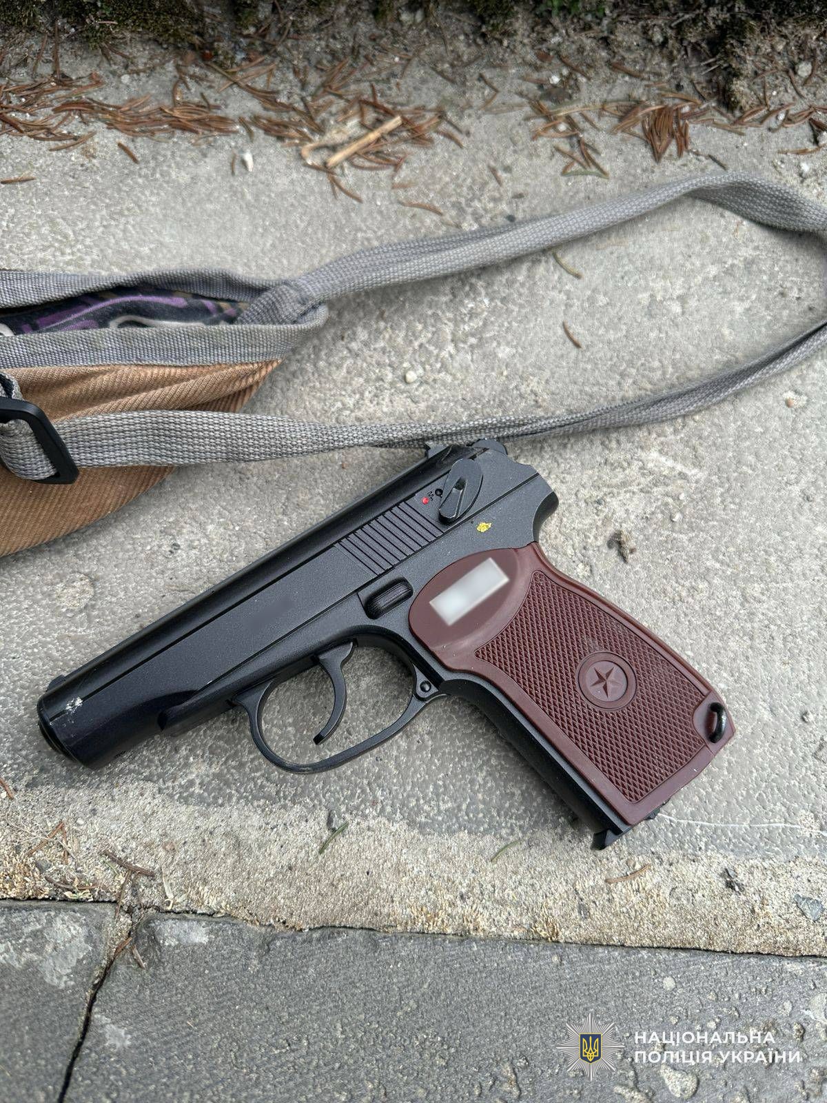 пістолет, вилучений у якості речового доказу