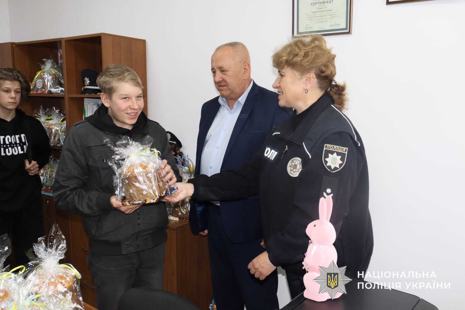 Поліцейська та голова сільської ради вручають подарунки діткам