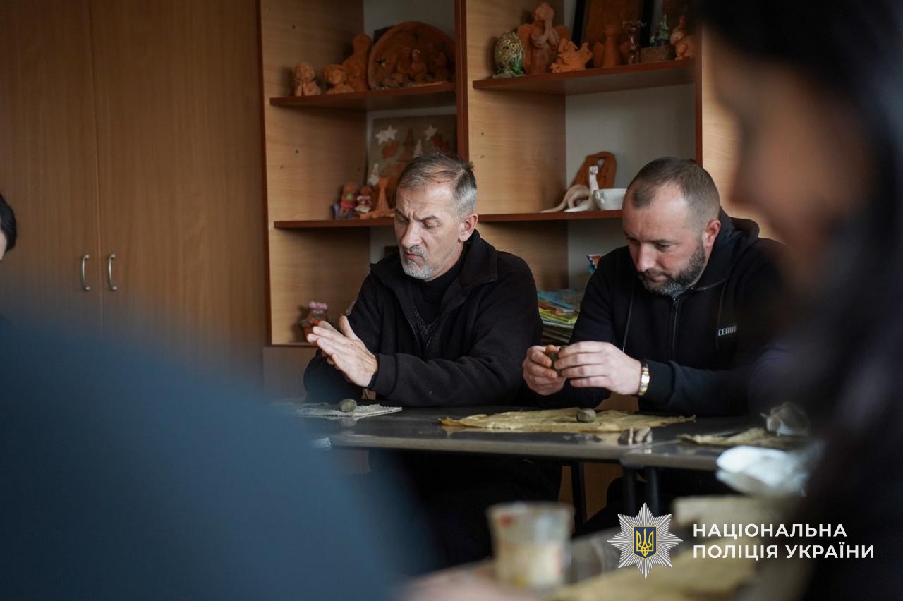 Ветерани виготовляють глиняні фігури