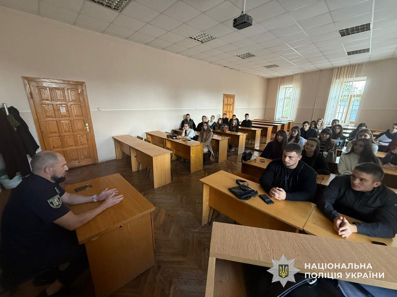 Заступник начальника Управління боротьби з наркозлочинністю ГУНП в Закарпатській області проводить заняття для студентів