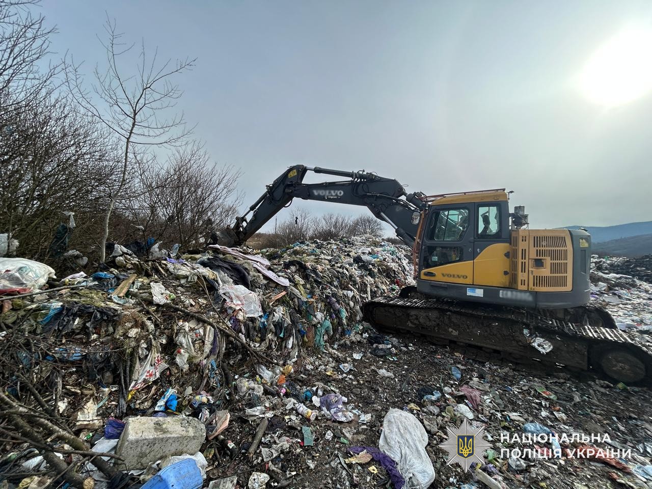 екскаватор на місці захоронення відходів