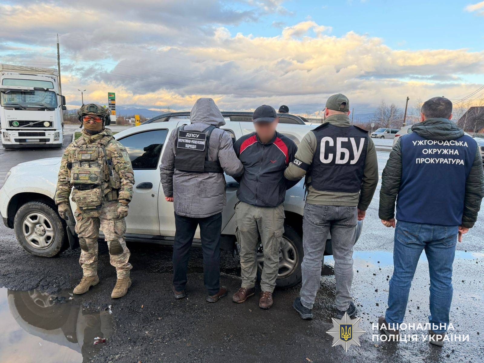 Підозрюваний з правоохоронцями