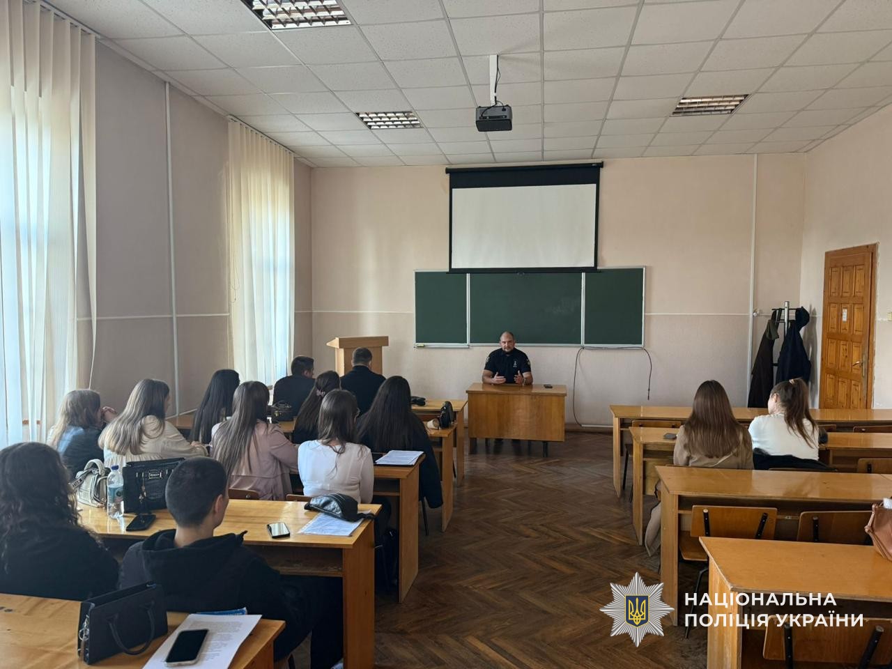 Заступник начальника Управління боротьби з наркозлочинністю ГУНП в Закарпатській області проводить заняття для студентів
