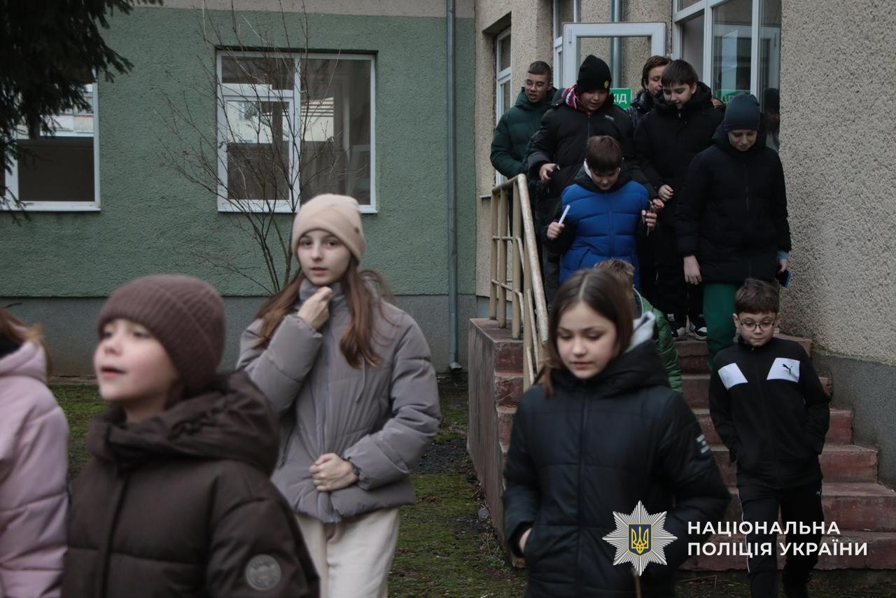 Діти евакуюються до укриття