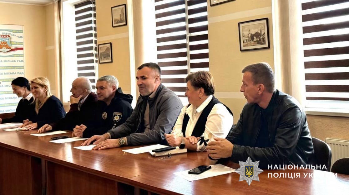 Співробітники поліції Хустщини проводять робочу нараду із преставниками дотичних служб у сфері запобігання насилля стосовно дітей
