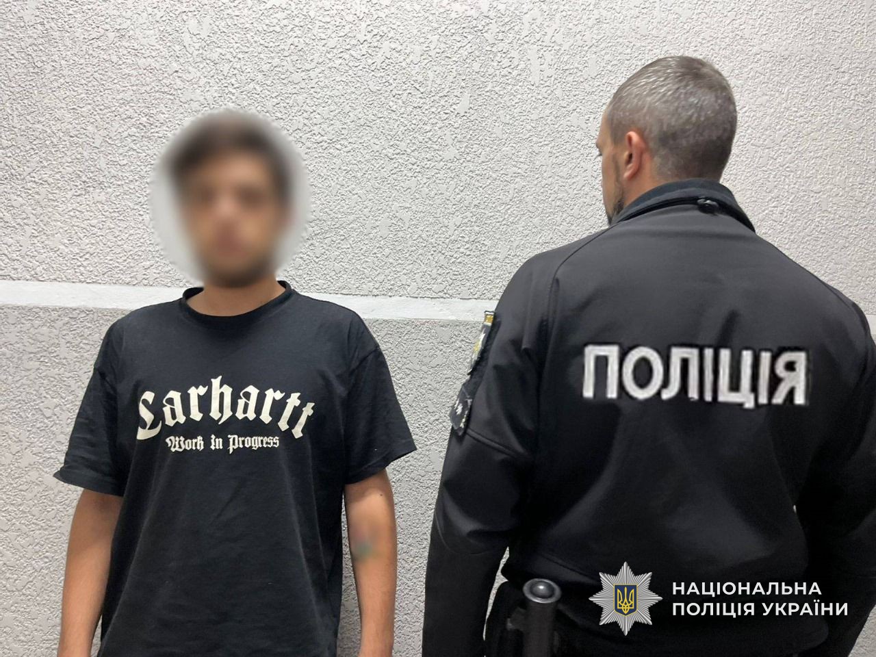 Поліцейський з 23-річним Мукачівцем, підозрюваним у переправленні військовозобов'язаних