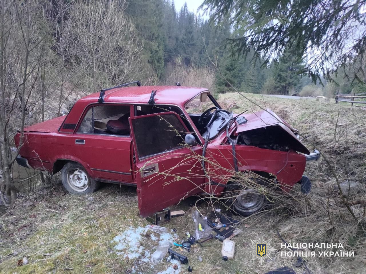 Пошкоджений внаслідок ДТП ВАЗ, покинутий підлітками на місці події