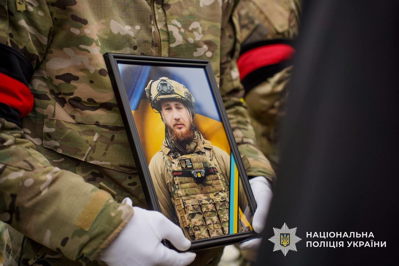 Портрет покійного Героя - поліцейського Юрія Василиженка