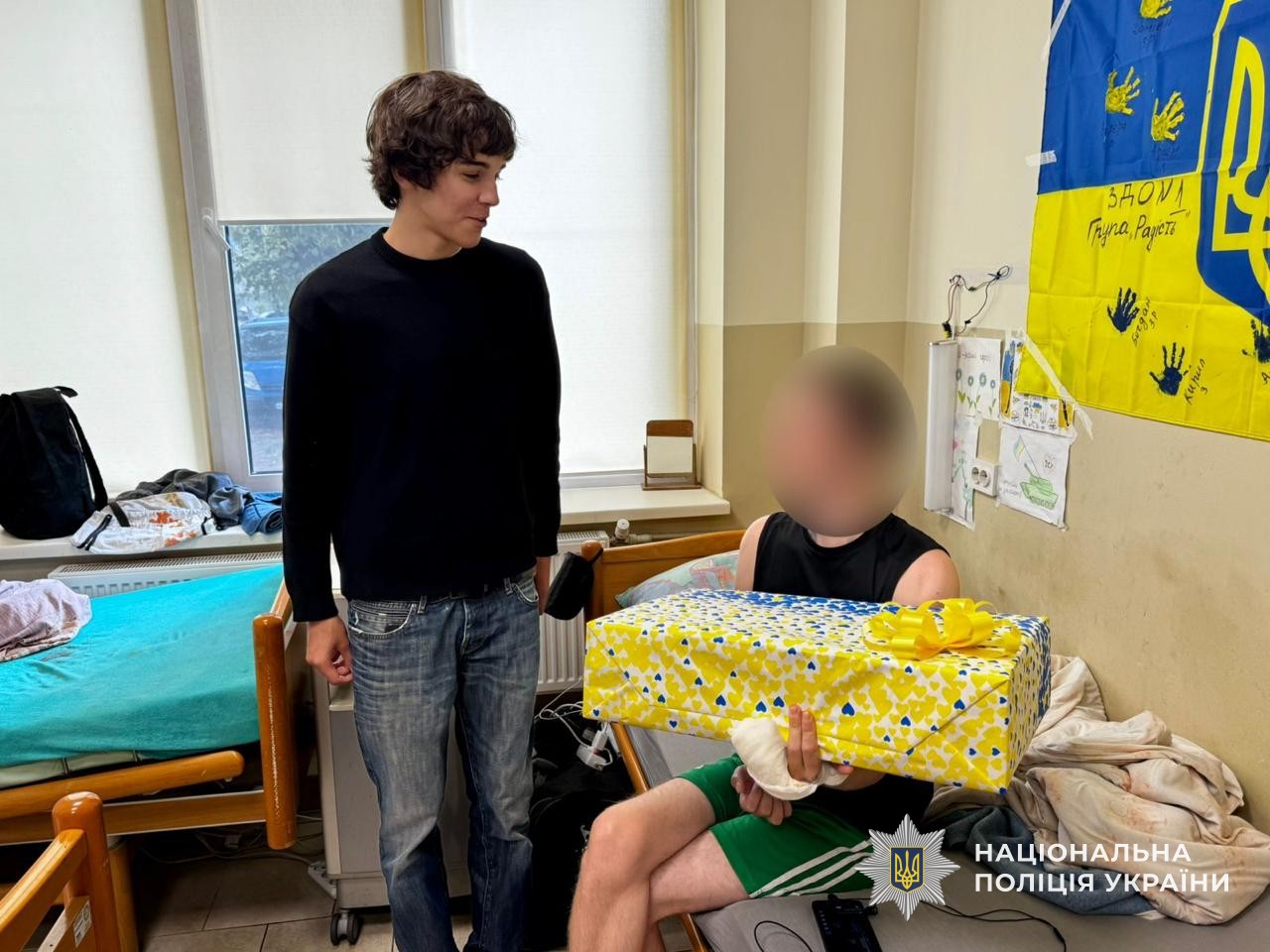 Учень Ужгородського ліцею передав подарунок пораненому захиснику