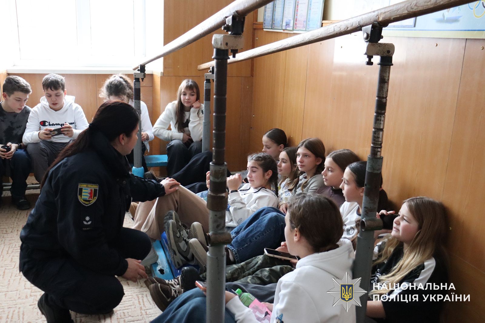 Діти з поліцейською в укритті