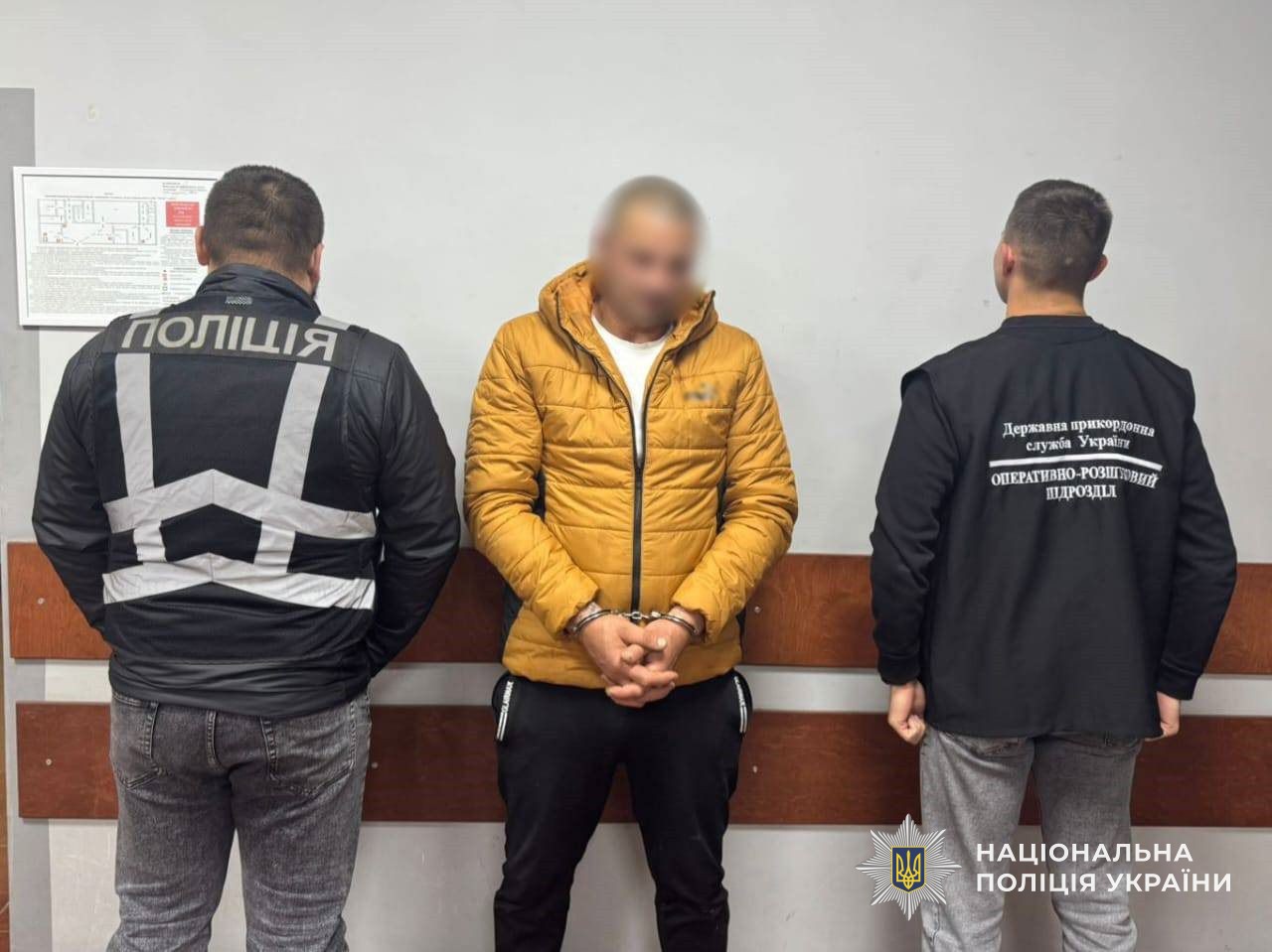 Затриманий за підозрою у злочині фігурант з поліцейським та прикордонником