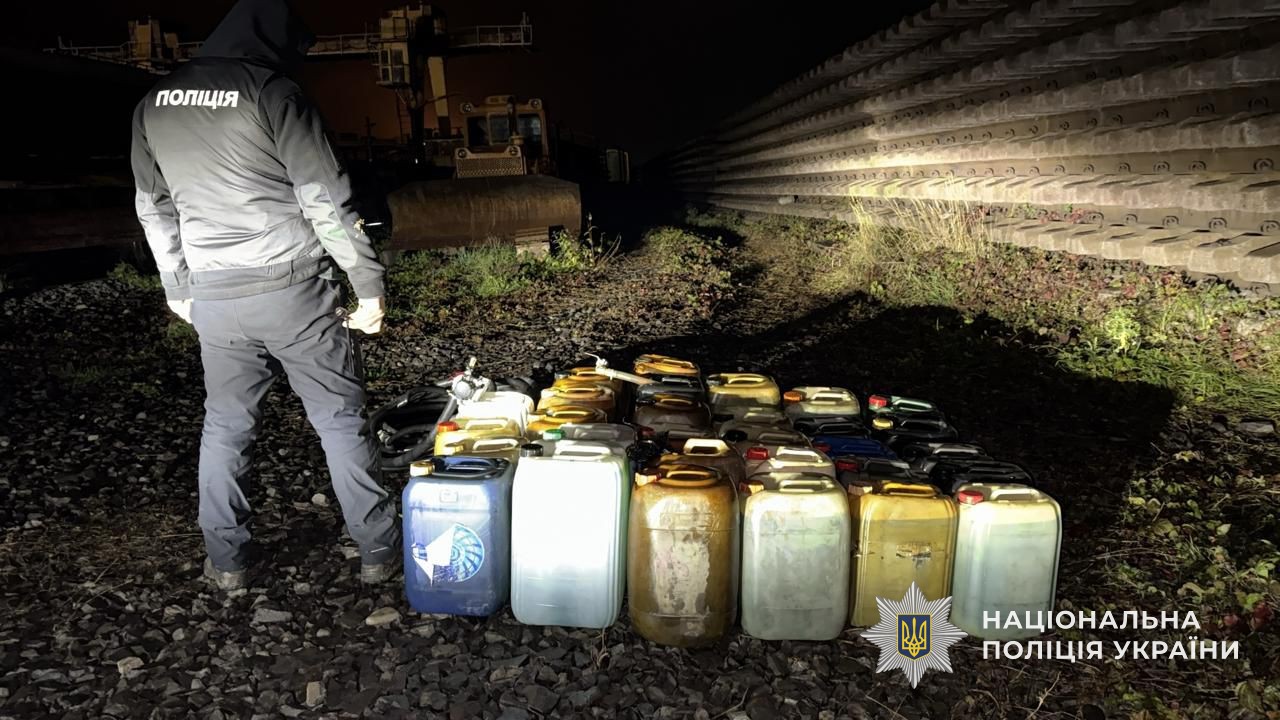 Зловмисники зливали дизпаливо із залізничної спецтехніки