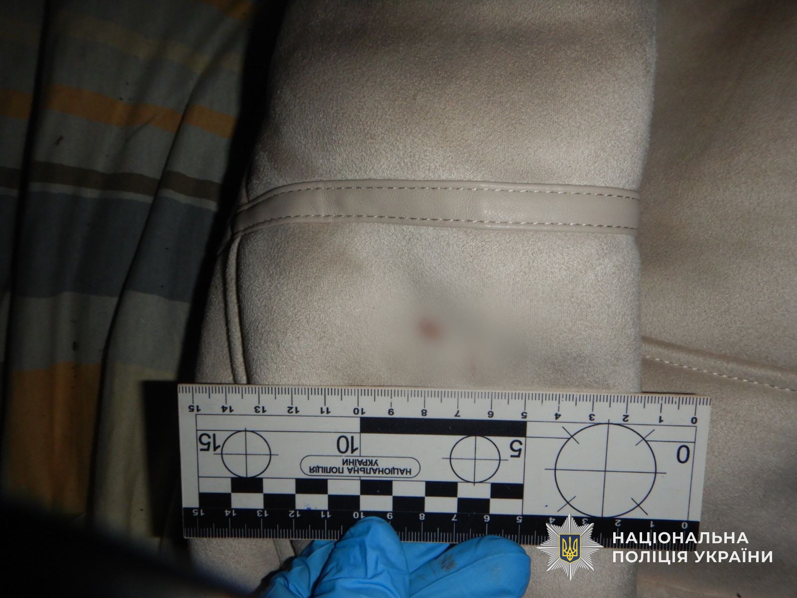 Сліди крові на одежі потерпілої