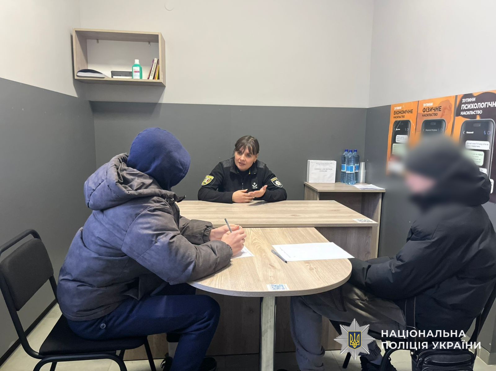 Поліцейська проводить профілактичну бесіду із підлітками, які гуляли по кризі на річці Латориця