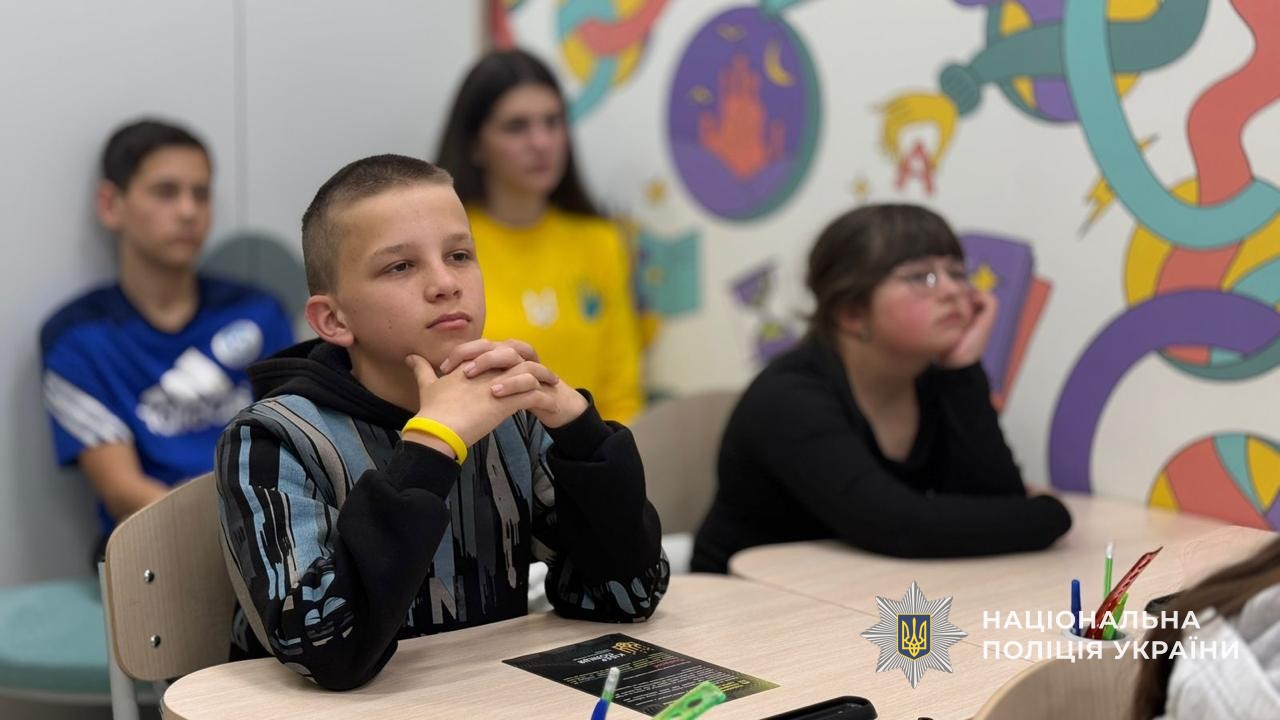 діти слухають поліцейську