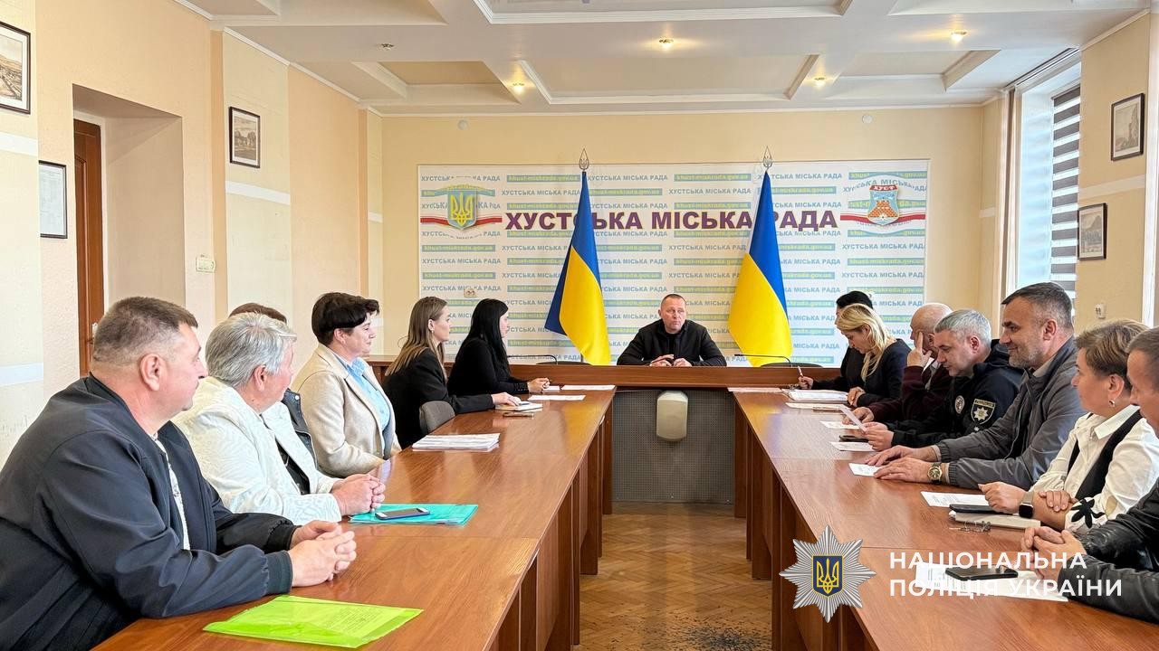Співробітники поліції Хустщини проводять робочу нараду із преставниками дотичних служб у сфері запобігання насилля стосовно дітей