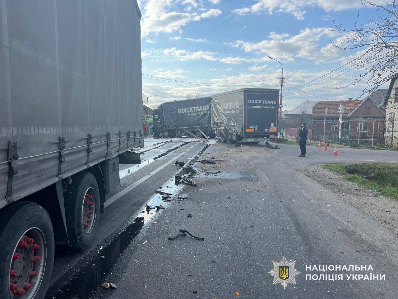 Співробітник поліції на місці ДТП