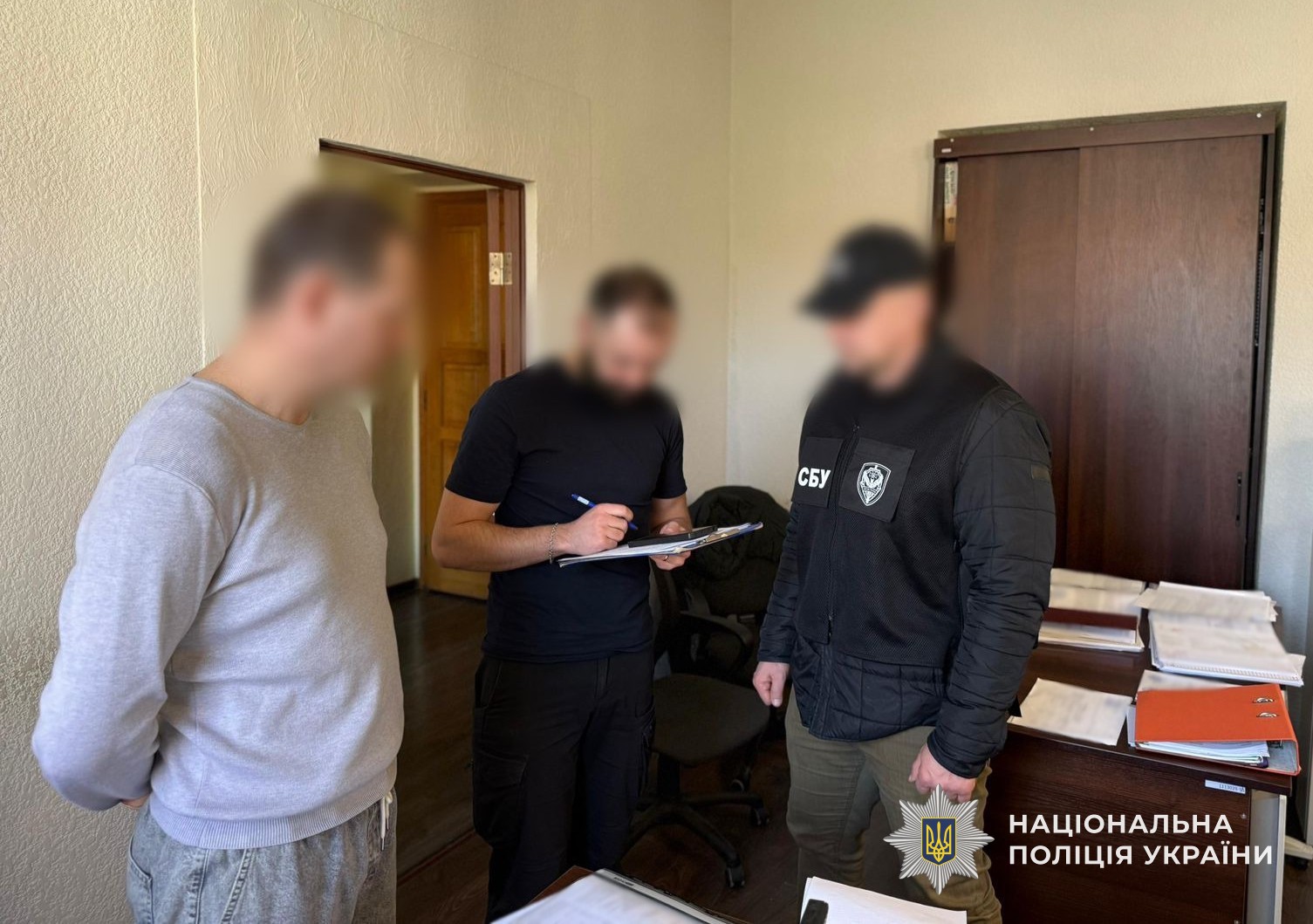 Слідчий поліції оголошує підозру посадовцю Мукачівської міськради у отриманні неправомірної вигоди