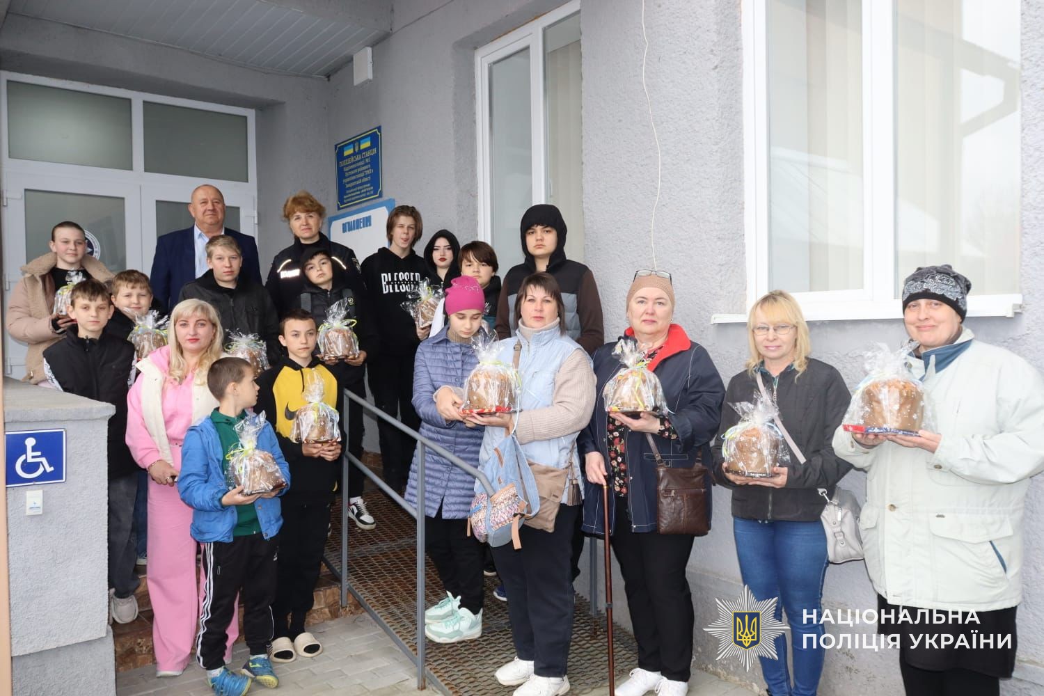 поліцейська вітає діток з прийдешнім Великоднем