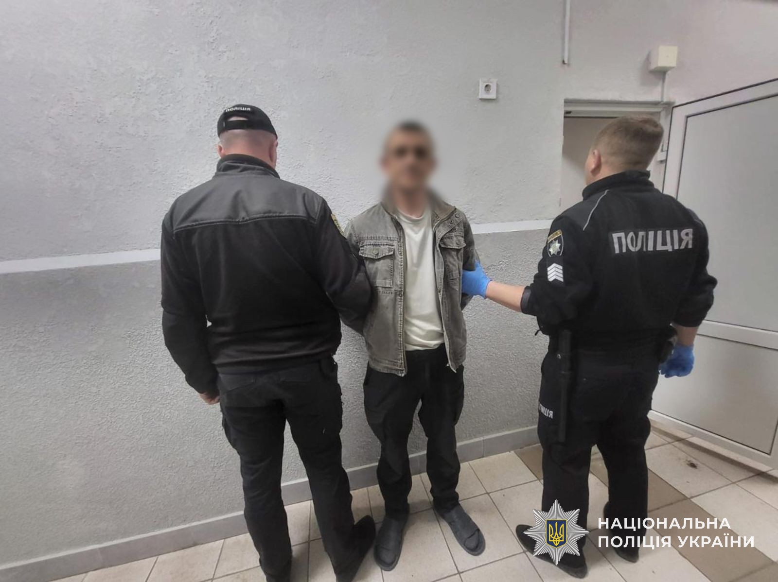 Поліцейські тримають затриманого за підозрою в незаконному заволодінні Т/З