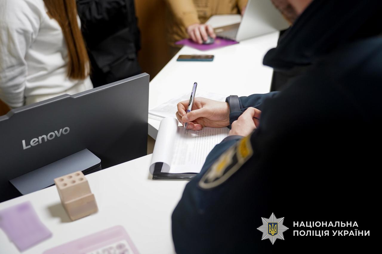 Поліцейські проводять слідчі дії в стоматклініці