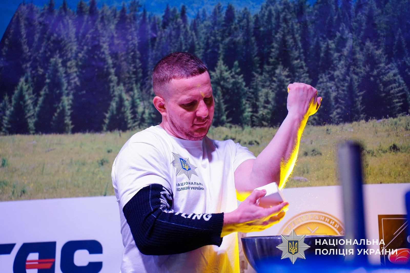 Загалом у змаганнях взяли участь 12 команд, до складу яких увійшли близько 100 спортсменів