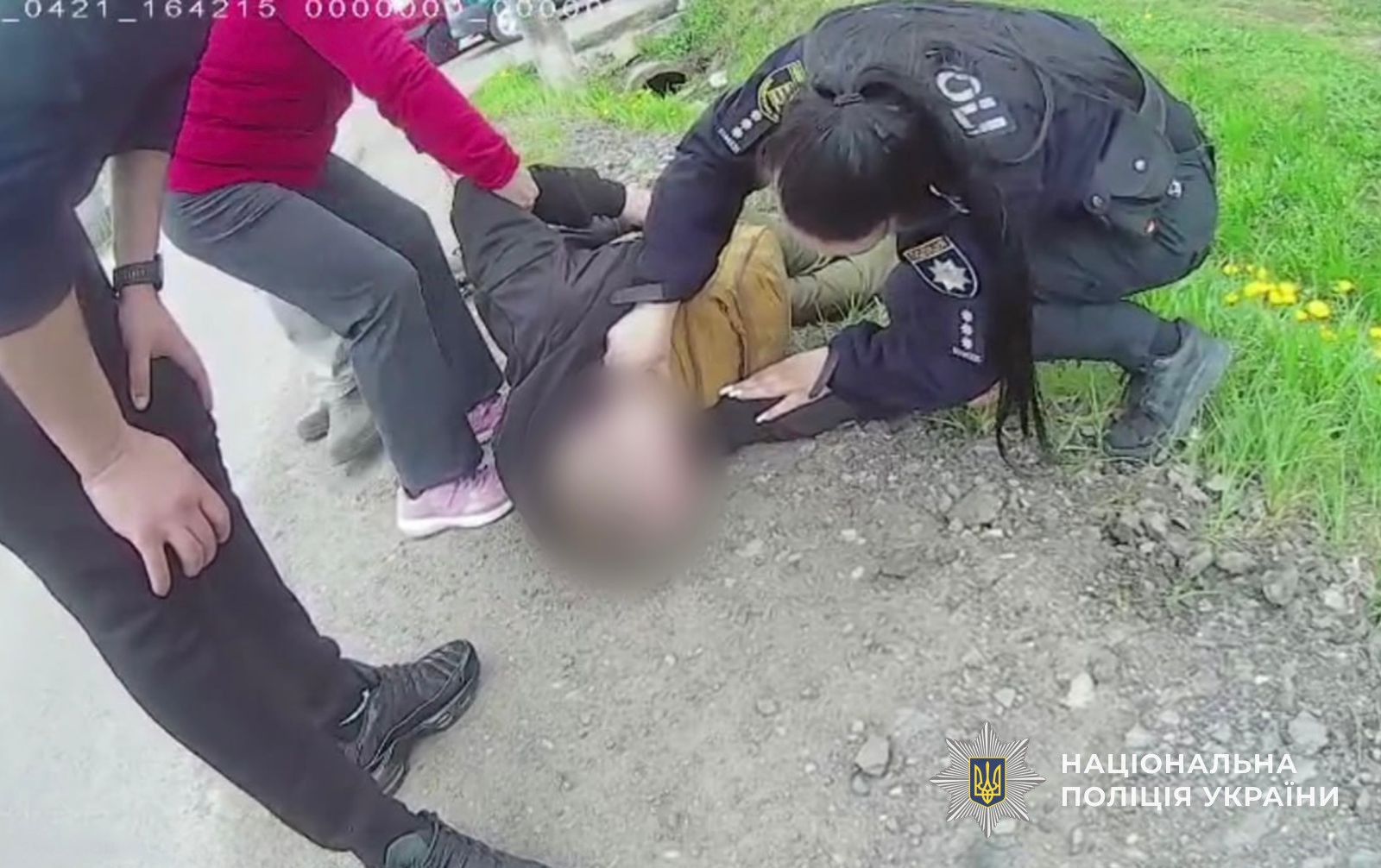 Співробітниця сектору реагування патрульної поліції Відділення поліції №1 Мукачівського районного управління поліції Адріана Прожегач надає допомогу непритомному військовому