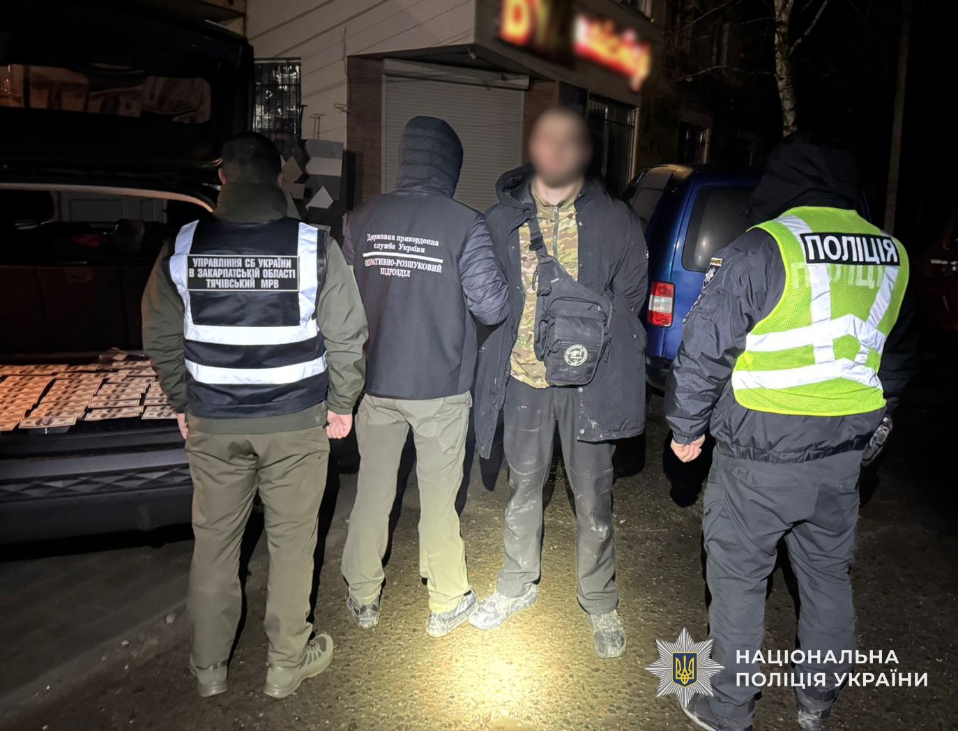 Правоохоронці разом із затриманим на місці події фігурантом