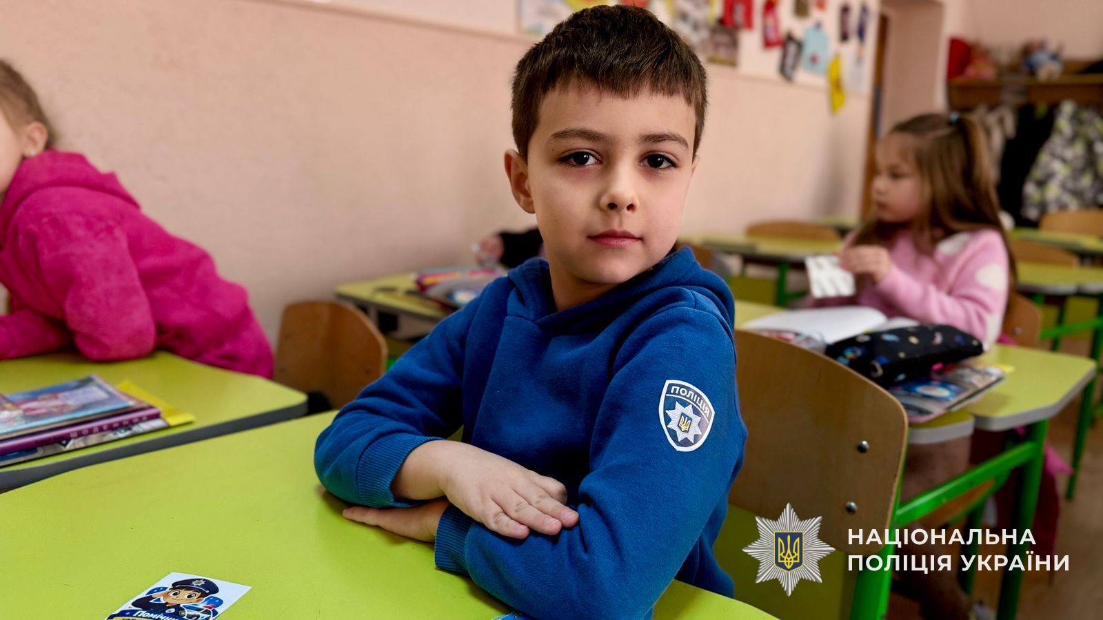 школяр дивиться в кадр