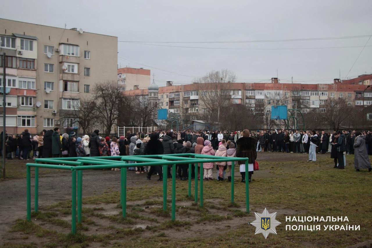 Діти, яких евакуйовують у безпечне місце