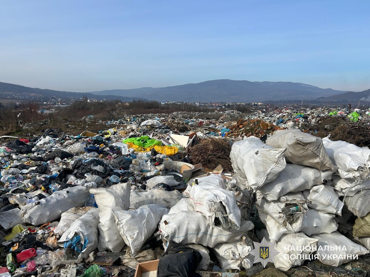 Поліція Сваляви повідомила про підозру посадовцю комунального підприємства за фактом забруднення та засмічення земель 