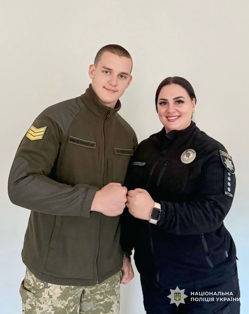 Випускник ліцею подякував поліцейській за допомогу у виборі професії