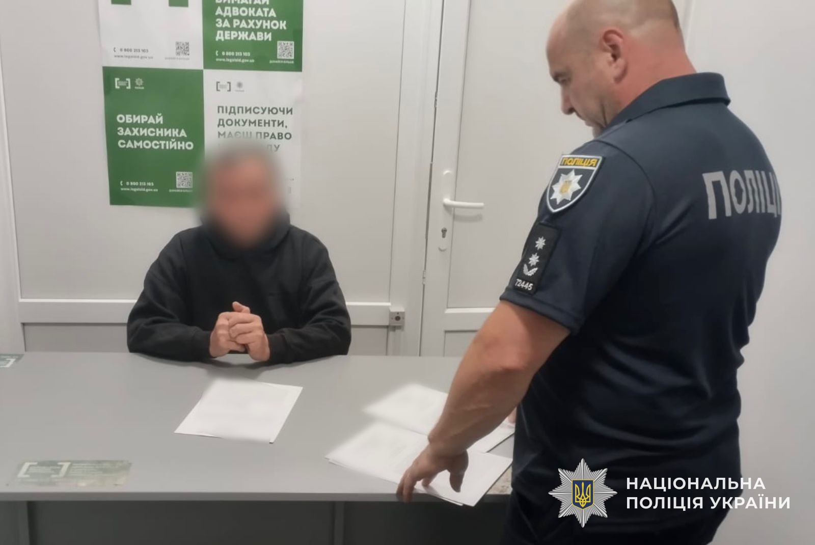 Співробітник поліції оголошує підозру затриманому водію