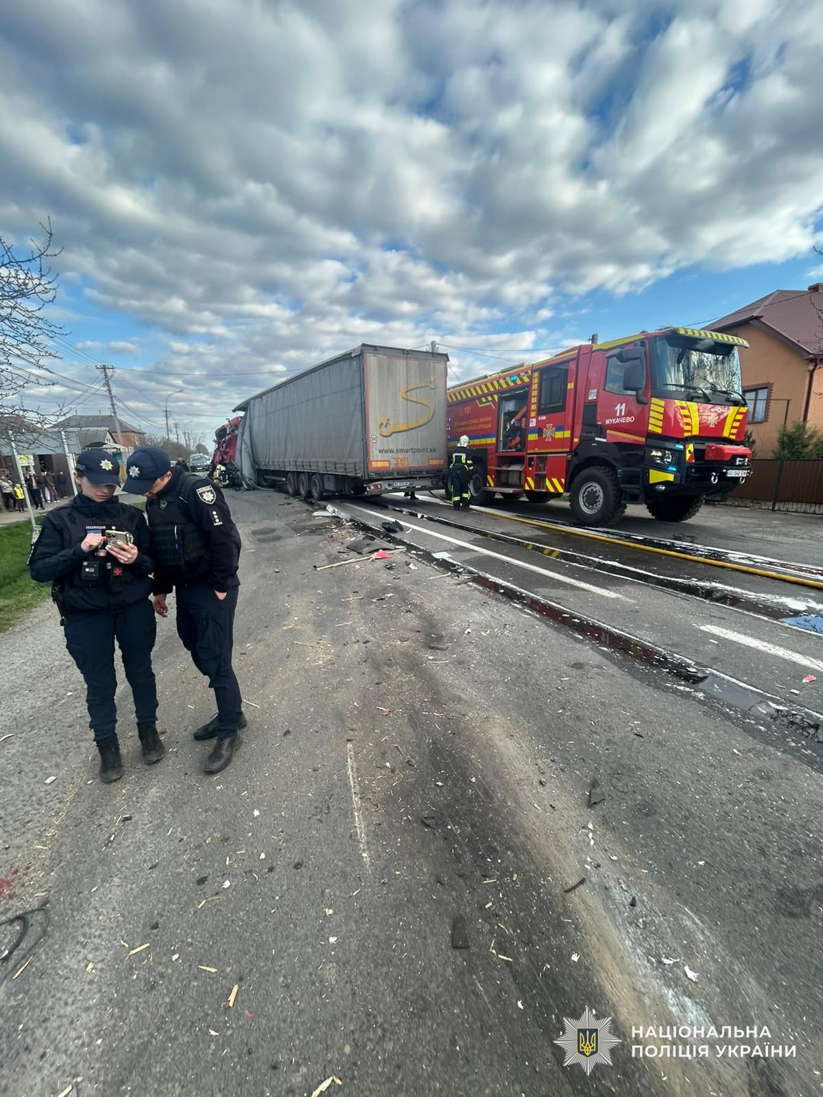 Працівники поліції на місці ДТП