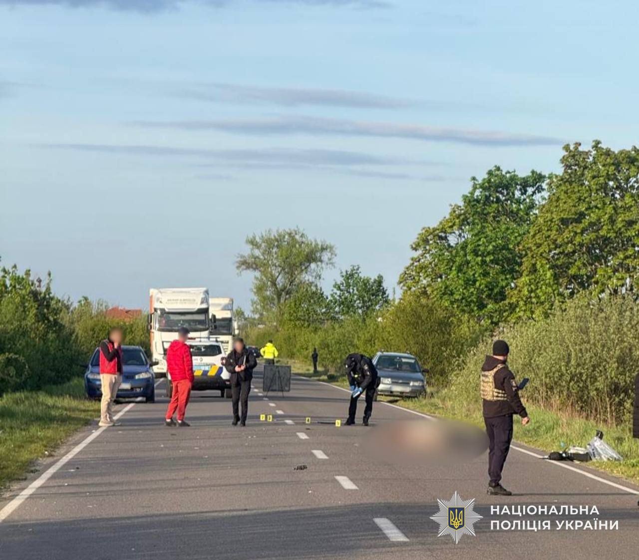 Правоохоронці та медики працюють на місці події