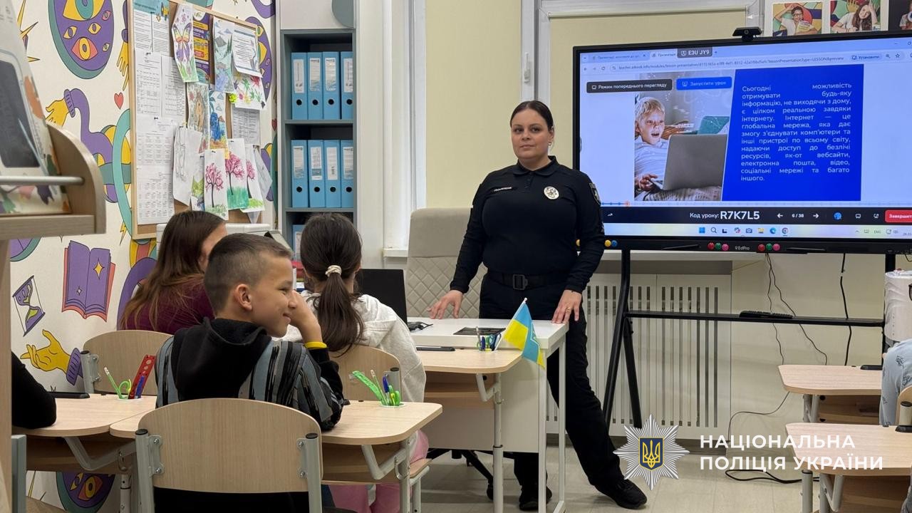 поліцейська виступає перед дітьми