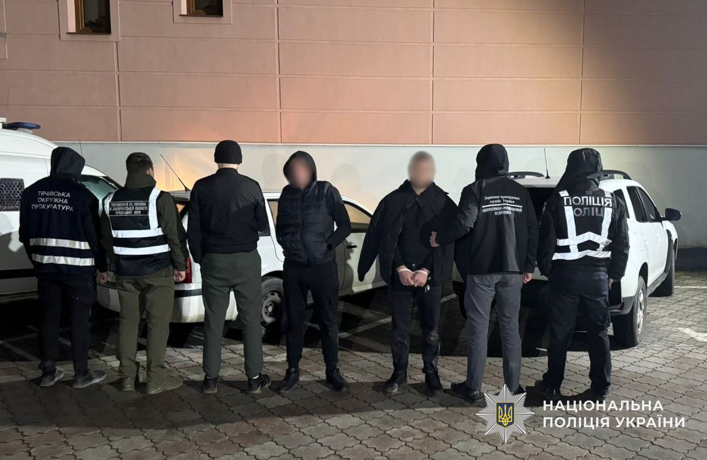 Співробітники уповноважених служб разом із фігурантами справи