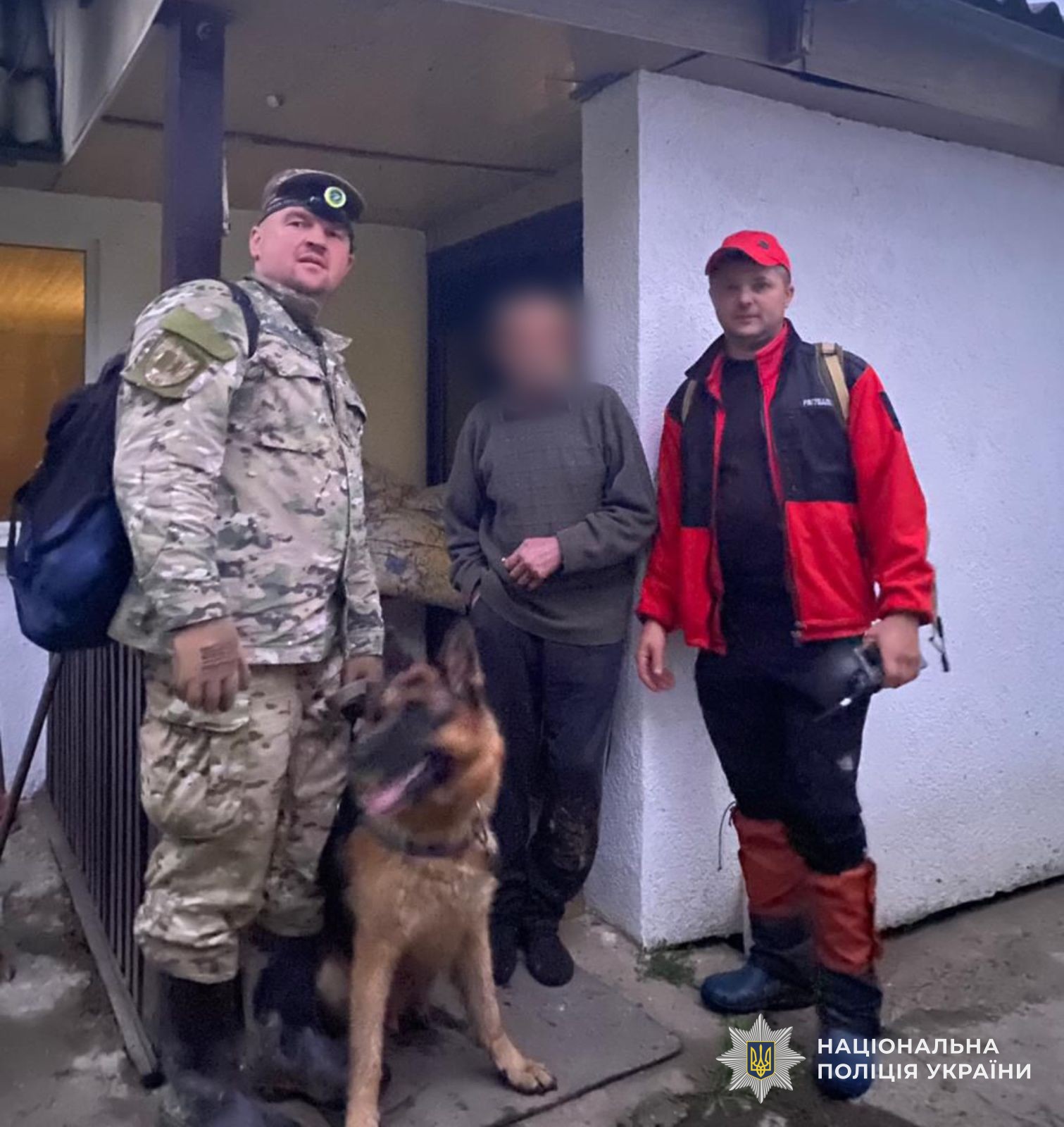 Розшуканий чоловік разом з кінологом, службовим собакою та рятувальником