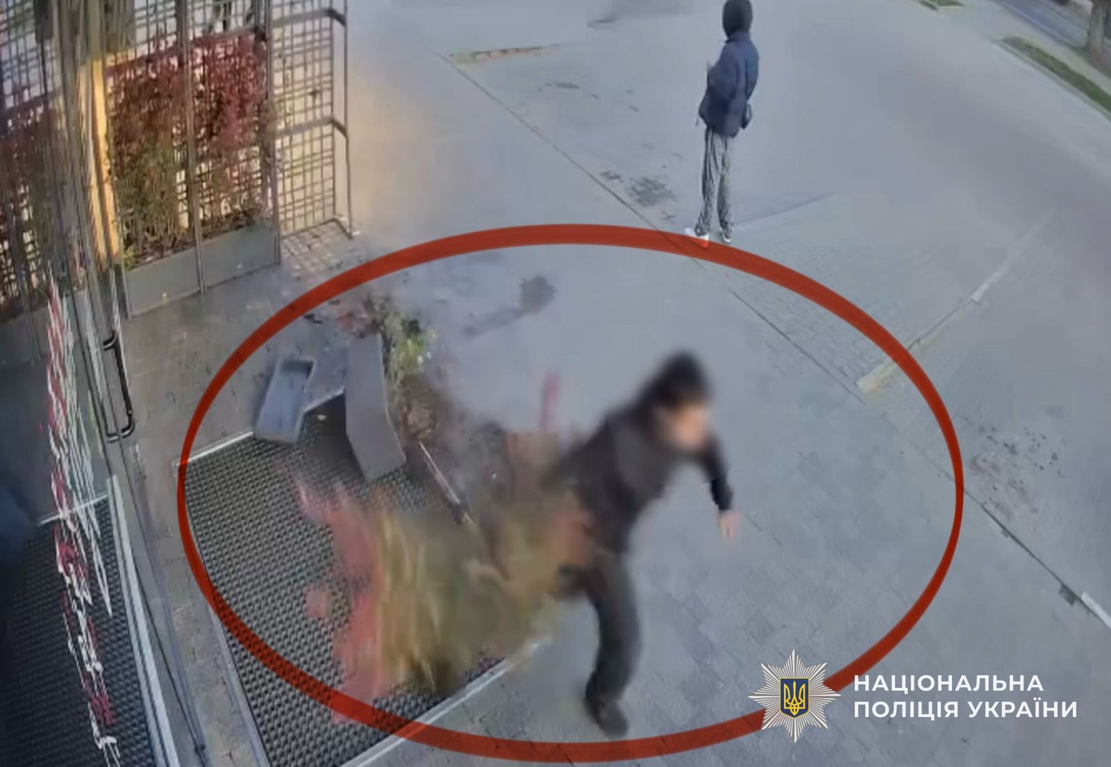 кадр з відео, на якому порушник утікає з місця скоєння правопорушення