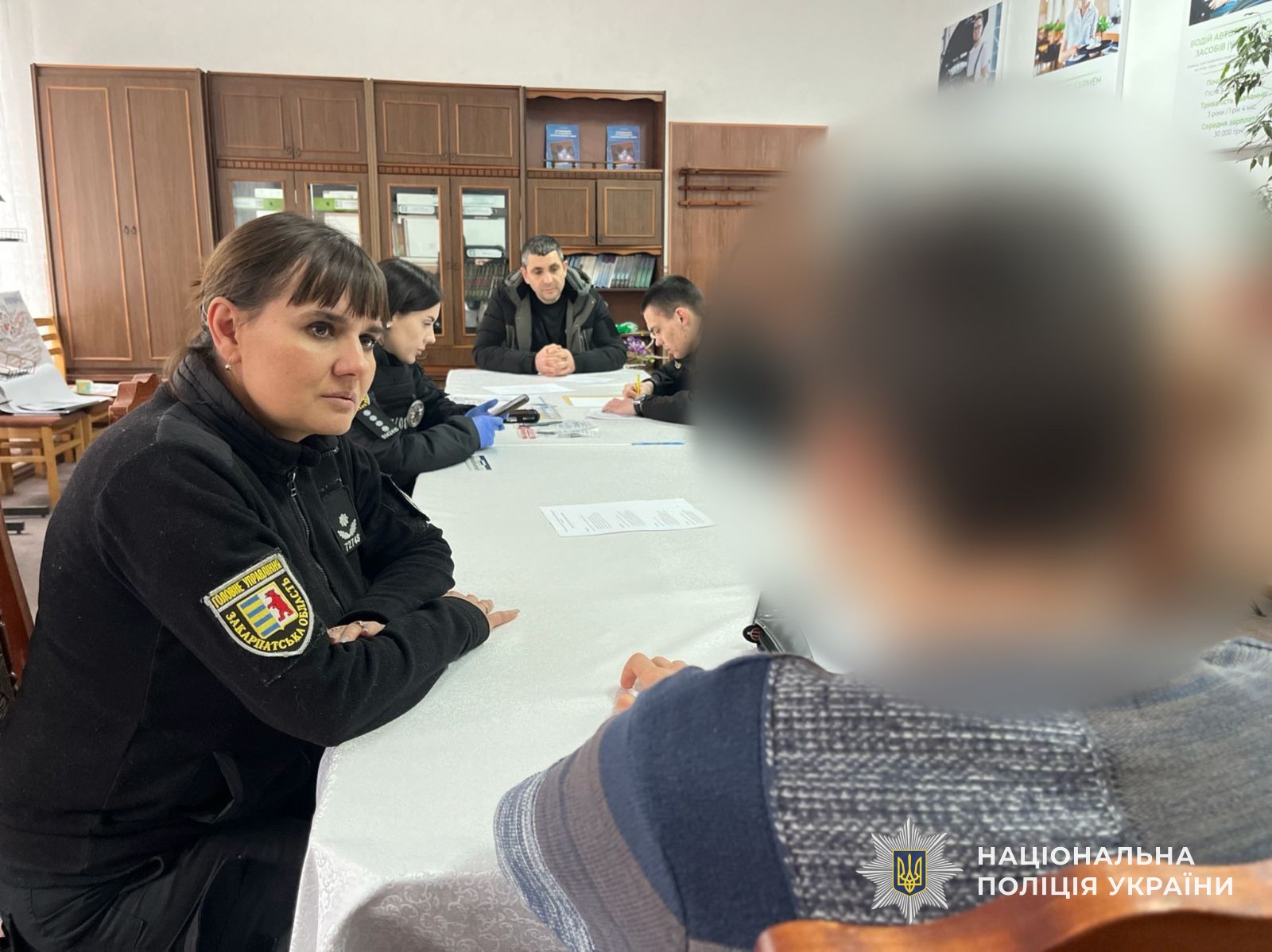 Співробітниця поліції з неповнолітнім