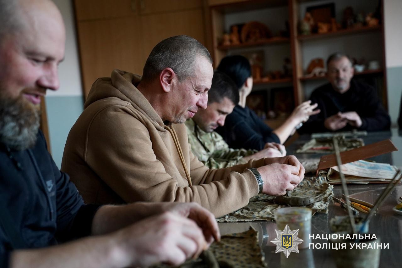 Ветерани виготовляють глиняні фігури