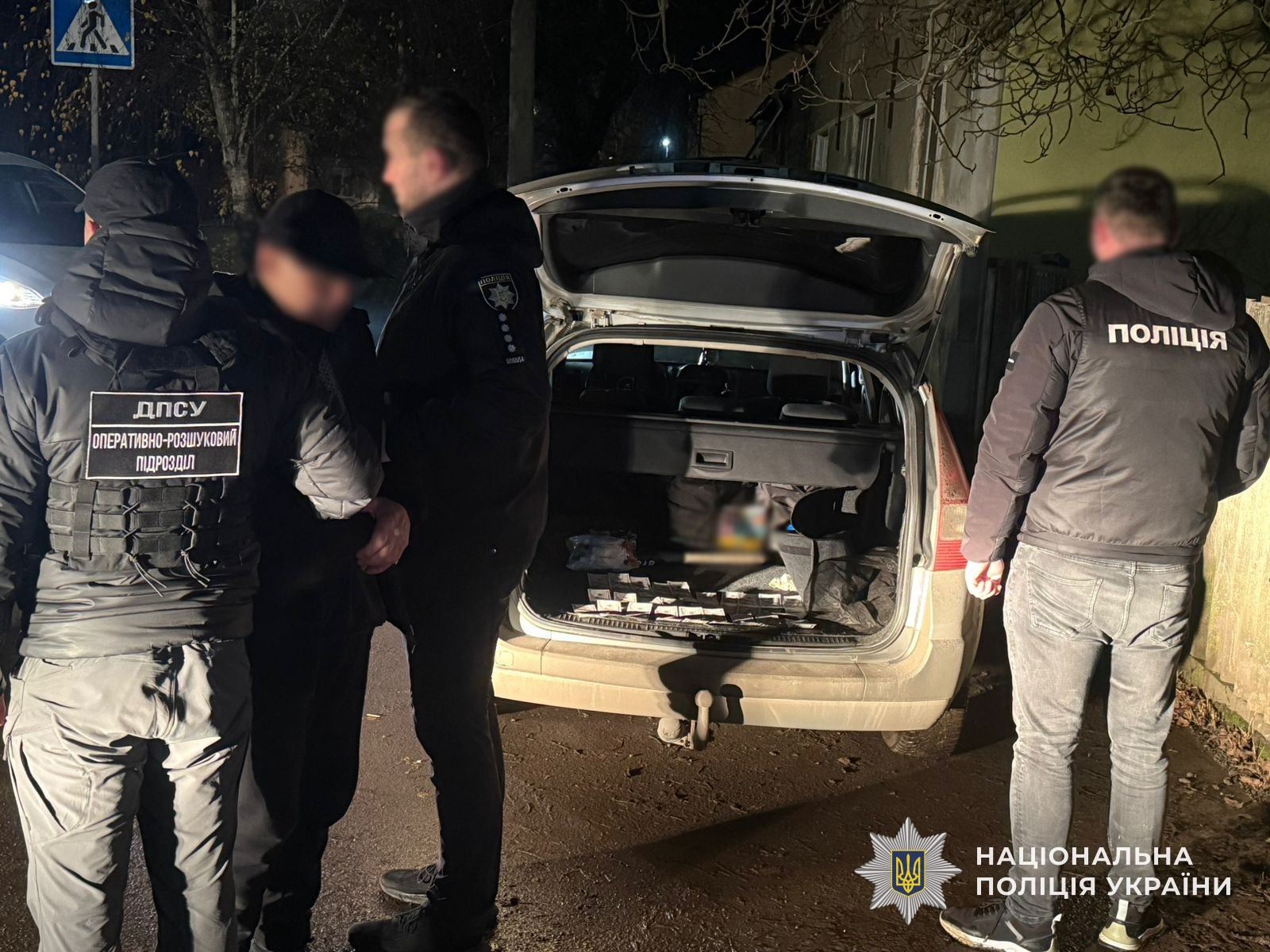 Праавоохоронці та затриманий житель Рівненщини